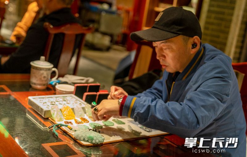 火宫殿早茶厅一角，有人在玩石赏玉。