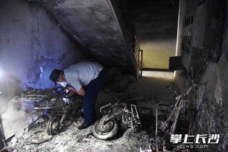 事发后，消防部门对火灾原因进行调查。长沙晚报全媒体记者 刘琦 摄（资料图）
