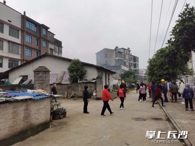 消防部门组织现场群众学习消防安全知识。