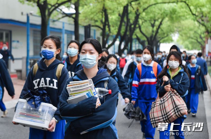 雅礼学生走进校园。