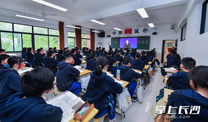 同学们在收看“复学第一课”。