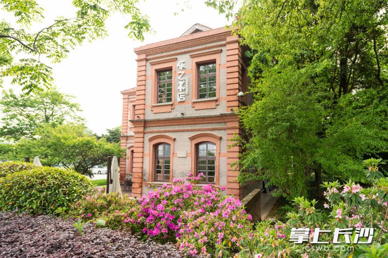 乐之书店橘子洲店位于橘子洲美孚洋行旧址。长沙晚报全媒体记者 黄启晴 摄