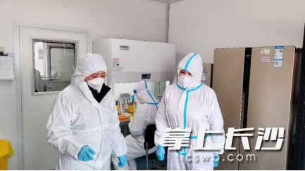 任碧琼教授（左一）在长春市某核酸检测实验室指导工作。   受访者供图