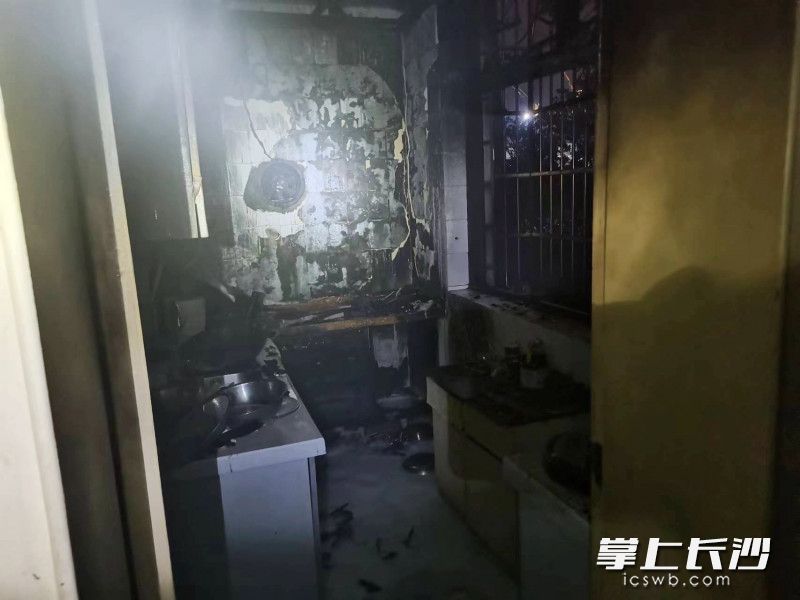 起火厨房被烧得一片狼藉。长沙晚报通讯员 刘雅莉 供图