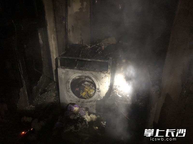 起火的阳台处，洗衣机等物品被烧毁。长沙晚报通讯员 熊方圆 供图
