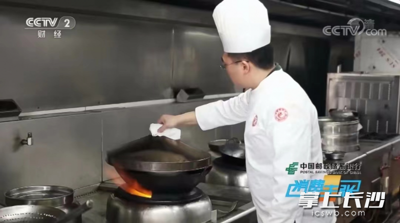 姜洋波在制作八宝鸡。视频截图