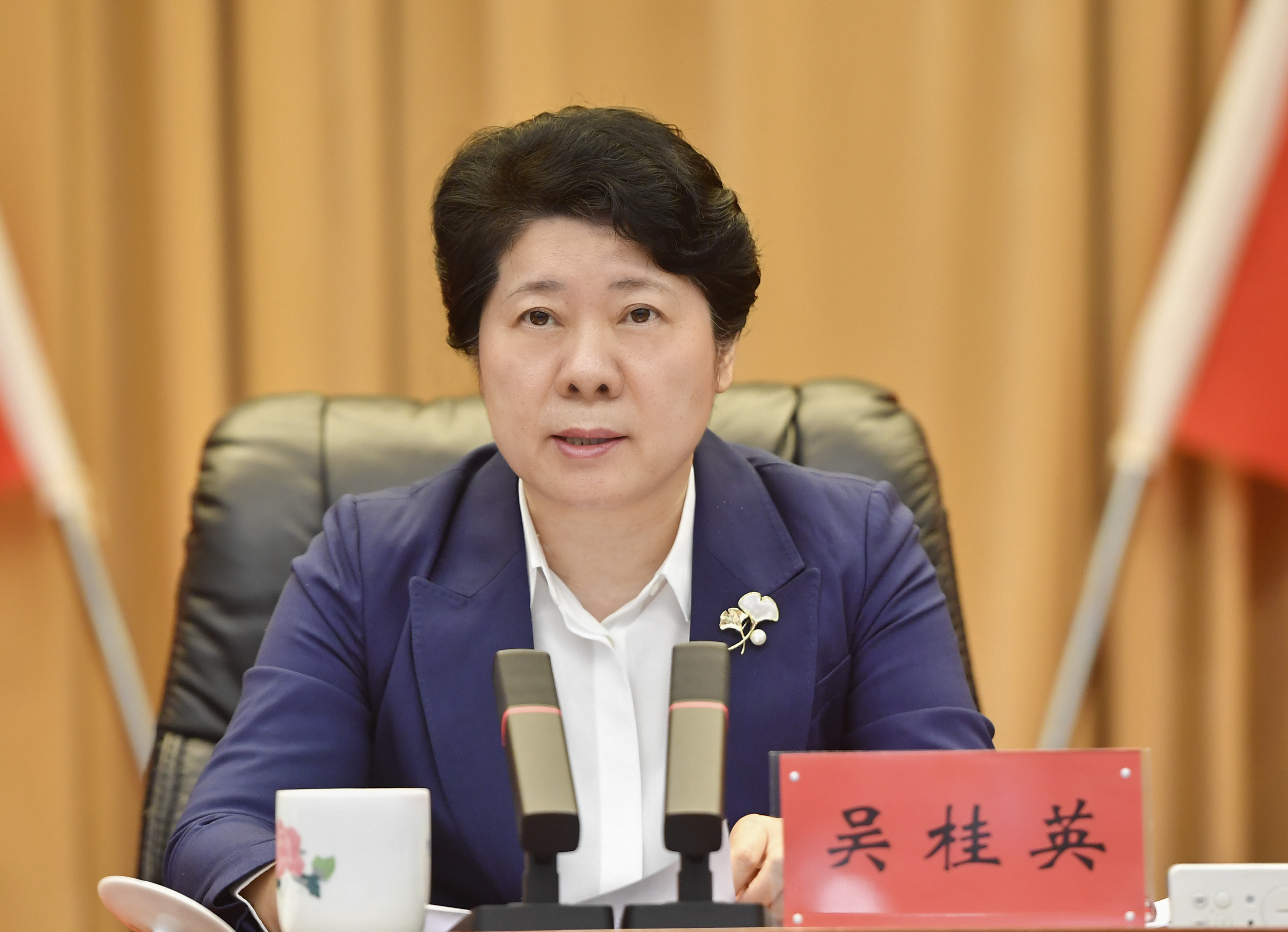 省委常委、市委书记吴桂英出席会议并讲话。