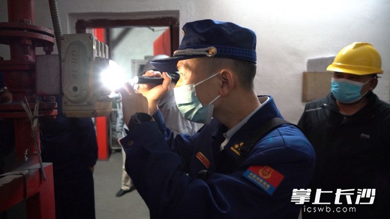 北汽福田汽车股份有限公司，长沙经开区消防救援大队消防监督员开展消防安全检查指导工作。长沙晚报通讯员 张佳欣 摄
