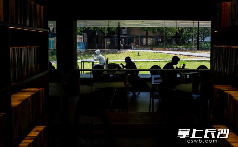 止间书店大学城店，既是书店也是学子们的“第二课堂”。长沙晚报全媒体记者 邹麟 摄