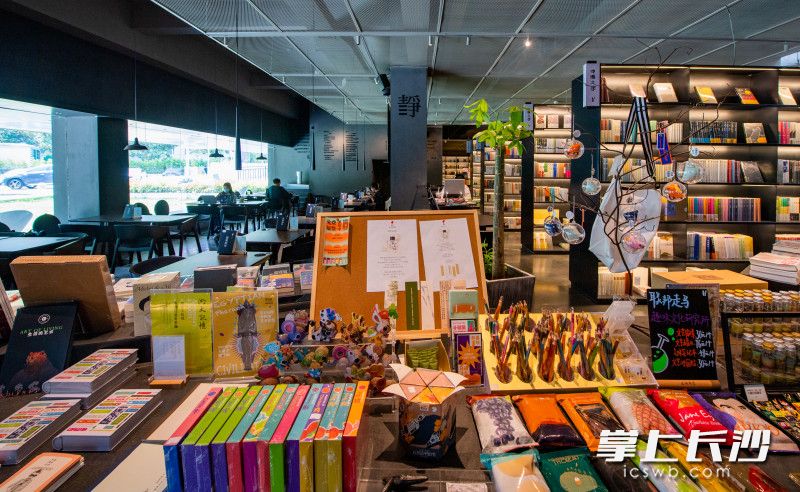止间书店大学城店文创产品丰富。长沙晚报全媒体记者 邹麟 摄