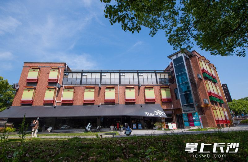 止间书店大学城店环境优美，受到周边高校学子青睐。长沙晚报全媒体记者 邹麟 摄
