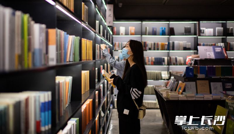 在止间书店大学城店，读者正在选购书籍。长沙晚报全媒体记者 邹麟 摄