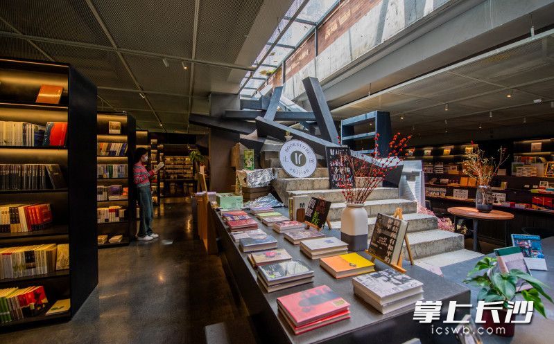 止间书店大学城店选品兼顾了畅销与深度。长沙晚报全媒体记者 邹麟 摄