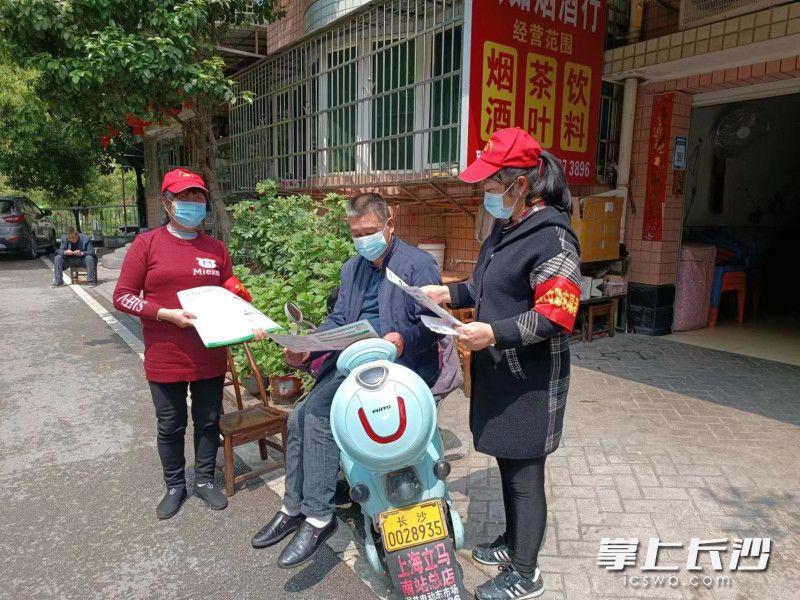 桂花坪志愿者上门入户，向居民群众宣传“科学分类”知识。长沙晚报通讯员 苏跃玲 供图