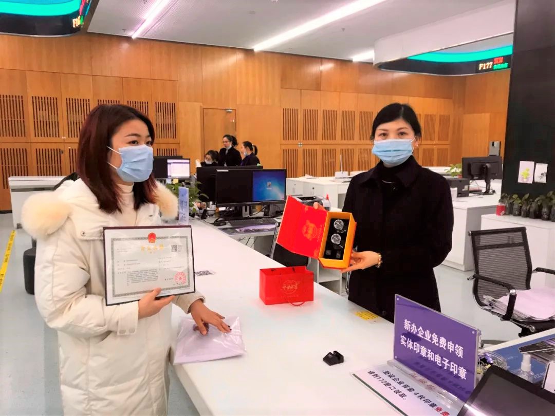 宁乡市持续推行企业开办“一件事一次办”“无证明城市”“容缺受理”等举措，向新办企业免费发放一套实体印章、电子印章和税务Ukey。长沙晚报全媒体记者 张禹 通讯员 孙新明 摄影报道