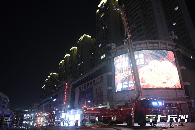 4月21日晚，雨花区消防救援大队联合高桥大市场开展大型综合体夜间灭火救援演练。长沙晚报通讯员 唐雄杰 摄