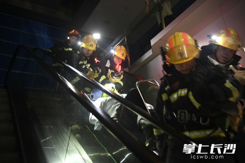 演练中，消防救援人员从“火场”救出“被困者”。长沙晚报通讯员 唐雄杰 摄