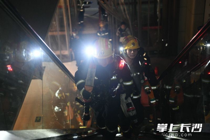 现场，消防救援人员携带水带冲向“起火点”。长沙晚报通讯员 张佳欣 供图