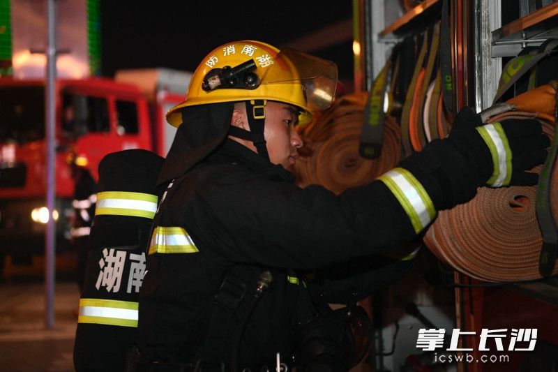 此次演练共3个消防救援站、7台消防车、50余名消防救援人员参加。长沙晚报通讯员 张佳欣 供图
