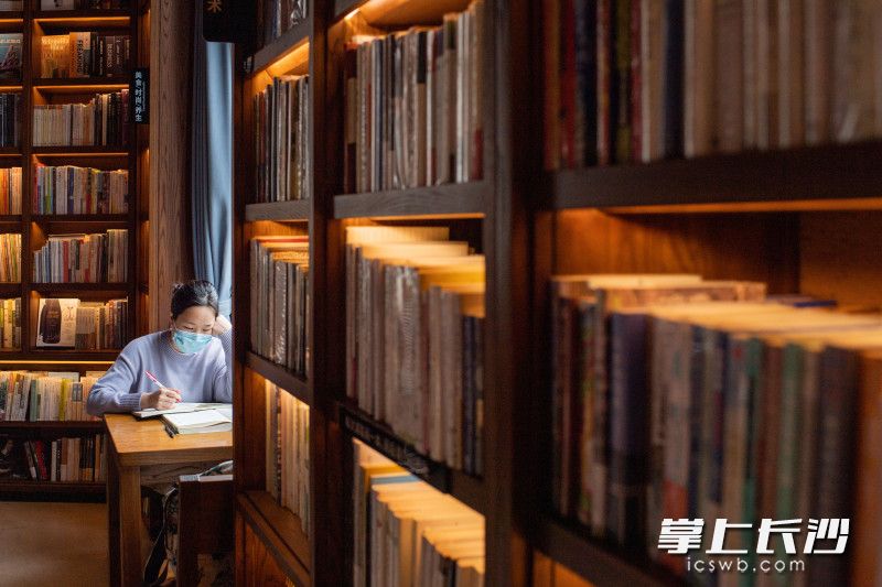 拙鱼书房临江而立，靠窗而坐的市民正在看书学习。长沙晚报全媒体记者 邹麟 摄