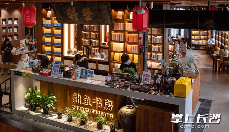 拙鱼书房装修古朴，市民正在书店看书。长沙晚报全媒体记者 邹麟 摄