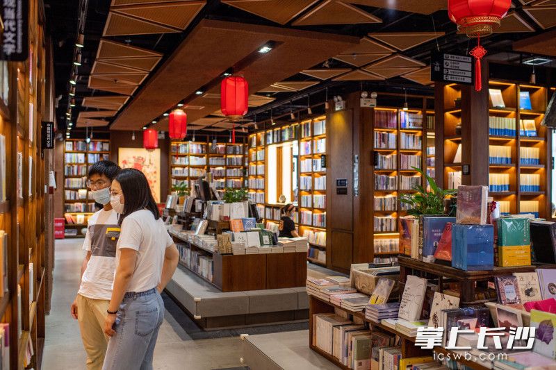 位于渔人码头的拙鱼书房，两位市民正在挑选书籍。长沙晚报全媒体记者 邹麟 摄