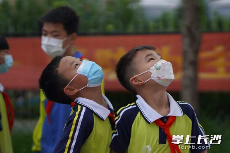 带路少年在龙华消防站参观消防车。均为长沙晚报通讯员 张佳欣 供图