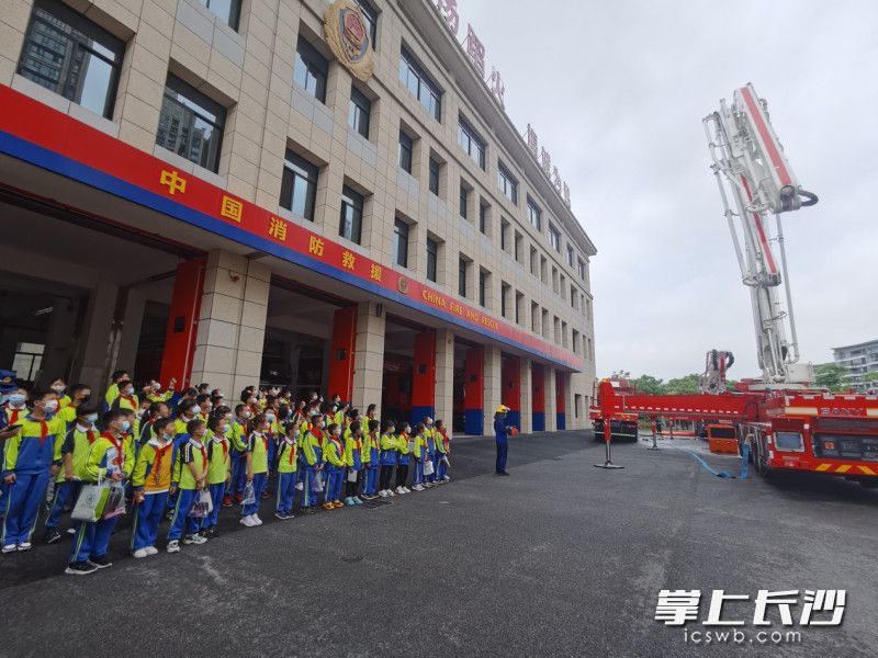 在消防站，师生零距离接触消防，学习消防知识。