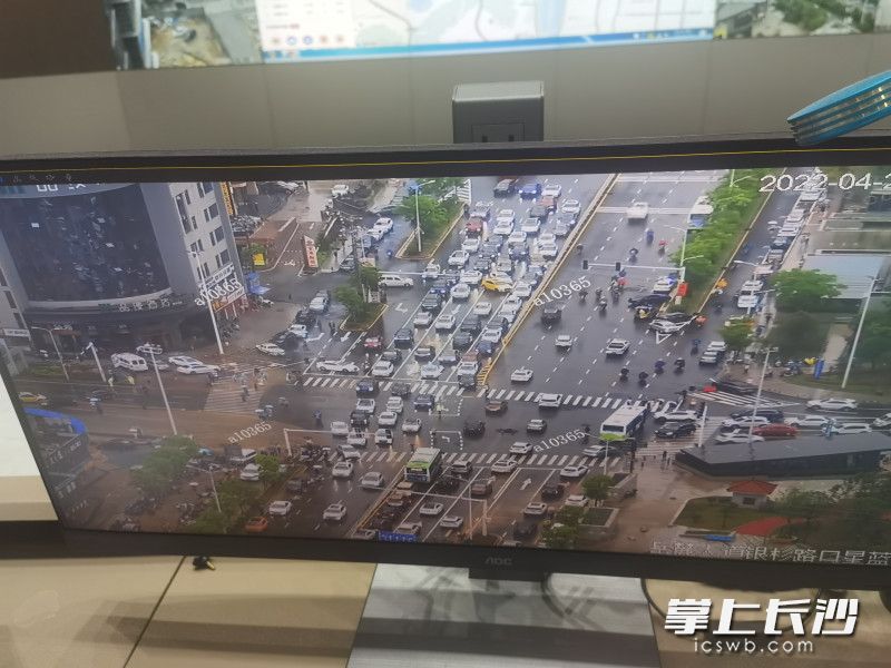 市交警指挥中心视频监控画面显示，18时左右，观沙岭地铁附近道路基本恢复交通。  均为开福交警供图