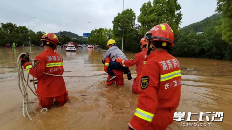 消防救援人员将被困群众转移至安全地带。长沙晚报通讯员 刘雅莉 供图