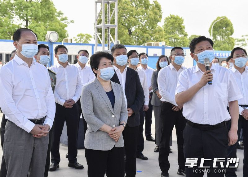 会前，吴桂英率队走进上汽大众新能源汽车项目进行观摩。