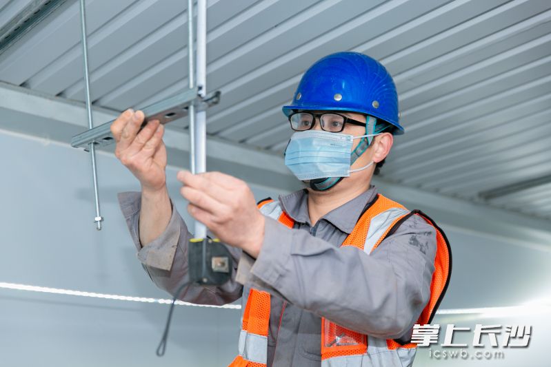 施工人员正在安装支架