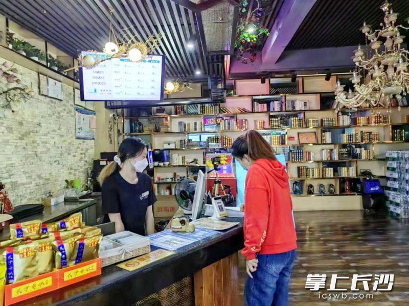 网格员助力企业门店平稳复工。长沙晚报通讯员 徐玲 摄