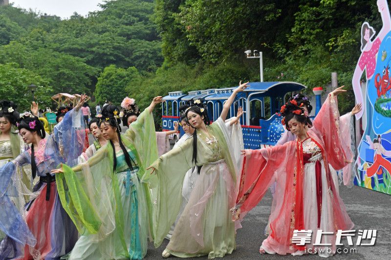 活动现场，国潮游园会等独具特色的活动让市民游客大饱眼福。