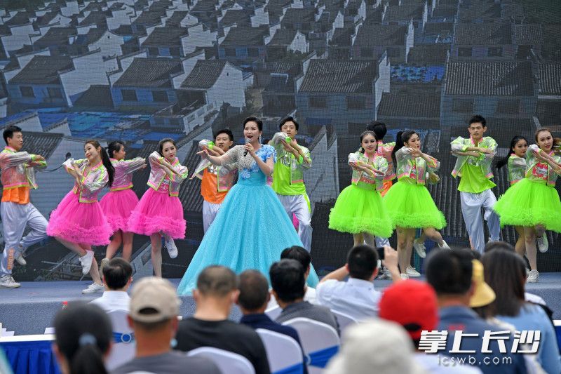 开场歌舞《村暖花开》。