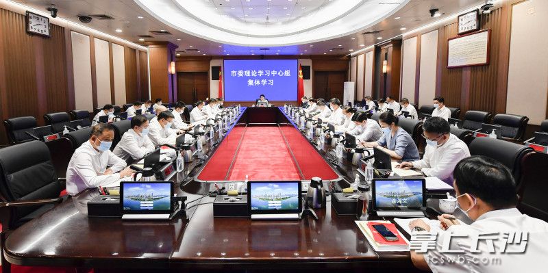 4月27日下午，市委理论学习中心组举行集体学习，省委常委、市委书记吴桂英主持并作总结讲话。   长沙晚报全媒体记者 余劭劼 摄