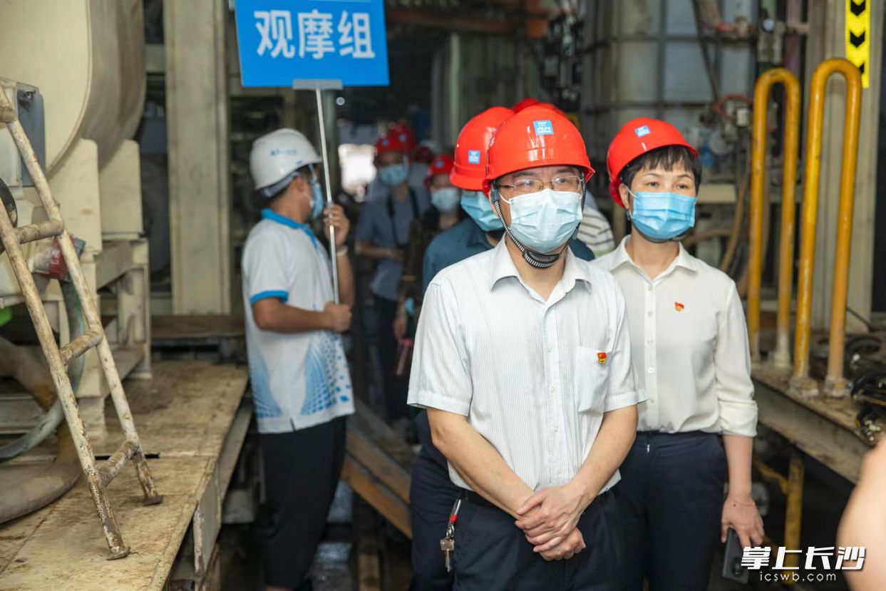 参与活动的人员正在盾构机掘进现场参观。