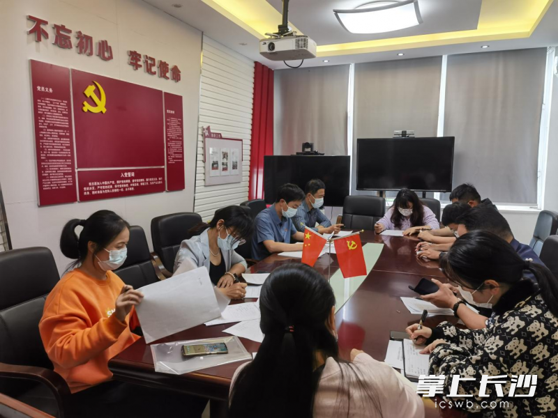 银桂苑社区开展主题为“疫情防控不松懈 廉政防范不松劲”的“廉”党课。长沙晚报通讯员 李笑 供图