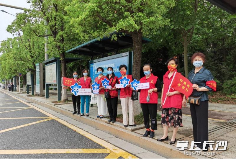 桂庄社区关心下一代工作委员会组成平安出行志愿服务队。长沙晚报通讯员 陈婧婧 供图