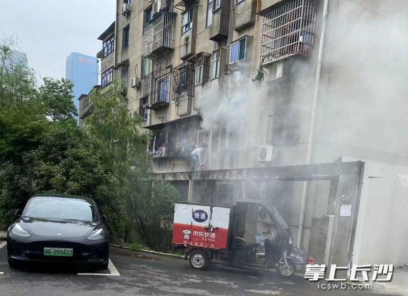 为了灭火，丁琪用了好几具灭火器。长沙晚报通讯员 吴鑫 供图