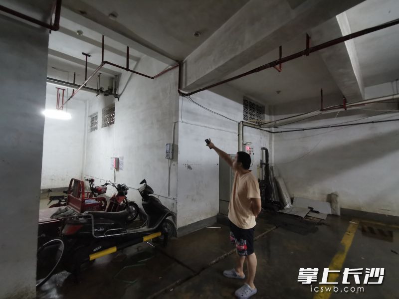 家住芙蓉区银港水晶城D区5栋的王先生反映，他家卧室屡屡传出低频噪音，疑为小区污水泵引起。长沙晚报全媒体记者刘树源摄
