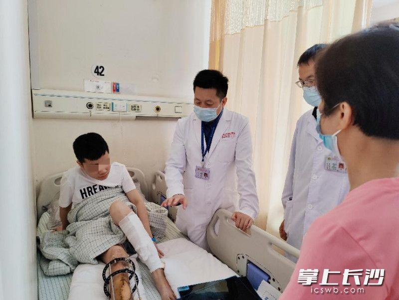 唐举玉查看患者术后恢复情况。   湘雅医院供图
