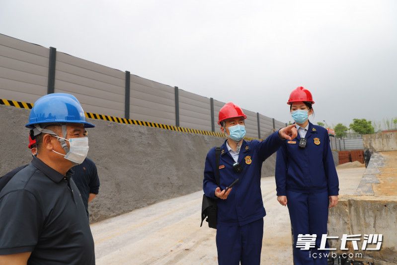 长沙高新区消防救援大队持续开展重点项目在建工地消防安全专项检查。长沙晚报通讯员 李文翠 供图