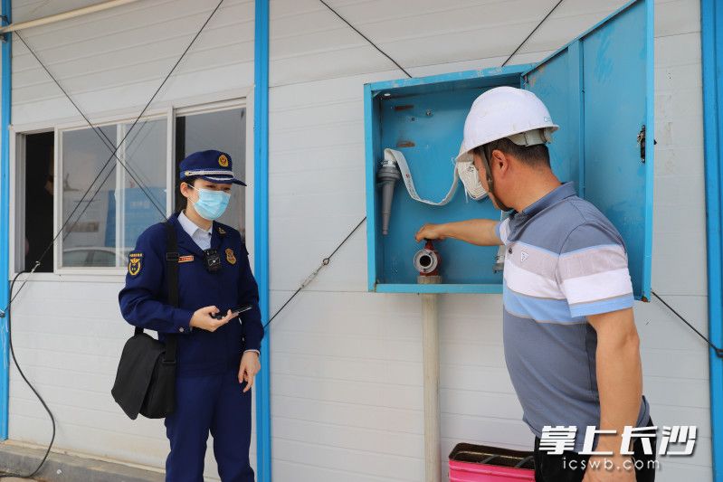 消防监督员对工地消火栓等消防设施进行检查。长沙晚报通讯员 李文翠 供图