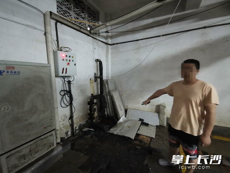 王先生指出，该小区的污水泵直接安置在小区负一楼停车场，造成噪音随意扩散，这实际上是违规的。长沙晚报全媒体记者刘树源摄