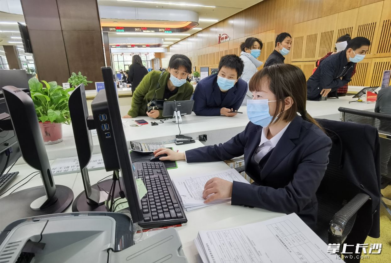在宁乡市民之家的人社局服务窗口，前来咨询和办事的群众络绎不绝。  长沙晚报全媒体记者 张禹 摄