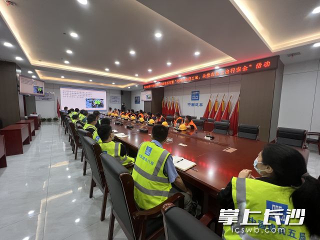 长沙地铁7号线项目联动雨花区交警部门开展“关爱农民工，普法进工地”活动。