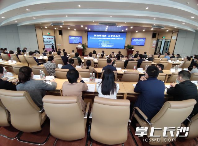 “聚力新高地 打造新标杆”--走进株洲轨道交通产业标杆学习活动现场。