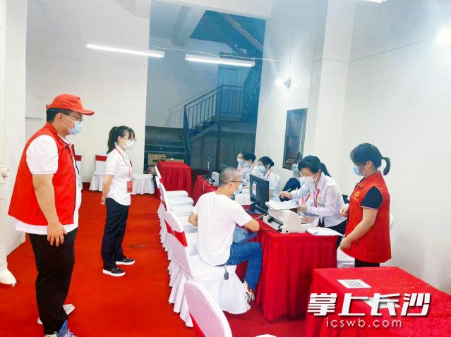 签约组青年助力交房签约。