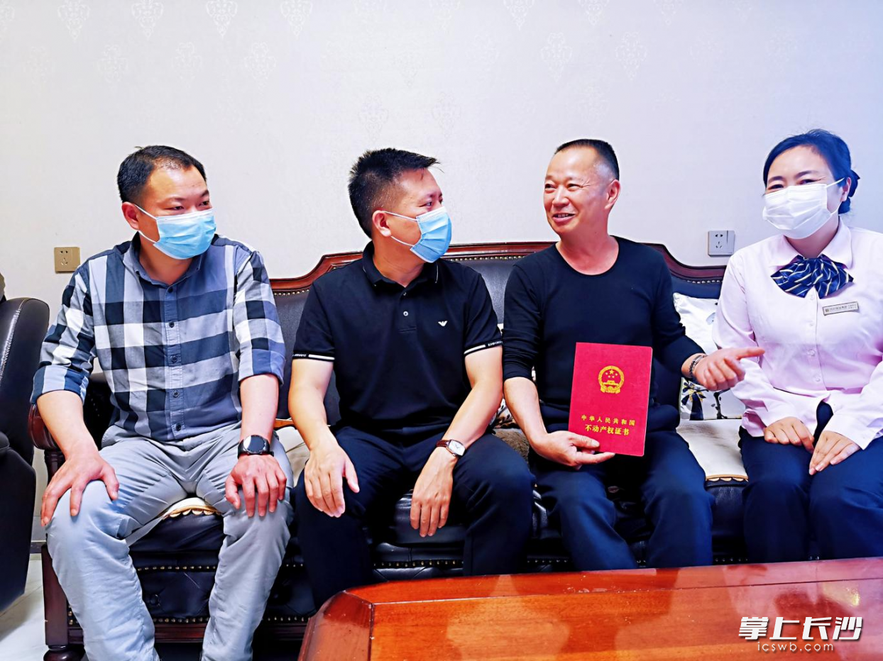 东湖壹号居民对街道、社区为民办实事，解决不动产权证办理问题连声点赞。长沙晚报通讯员 孔亚超 摄